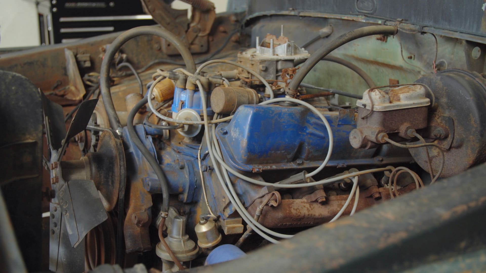 03 Old V8 powering the F-100 ready for parts from Autozone