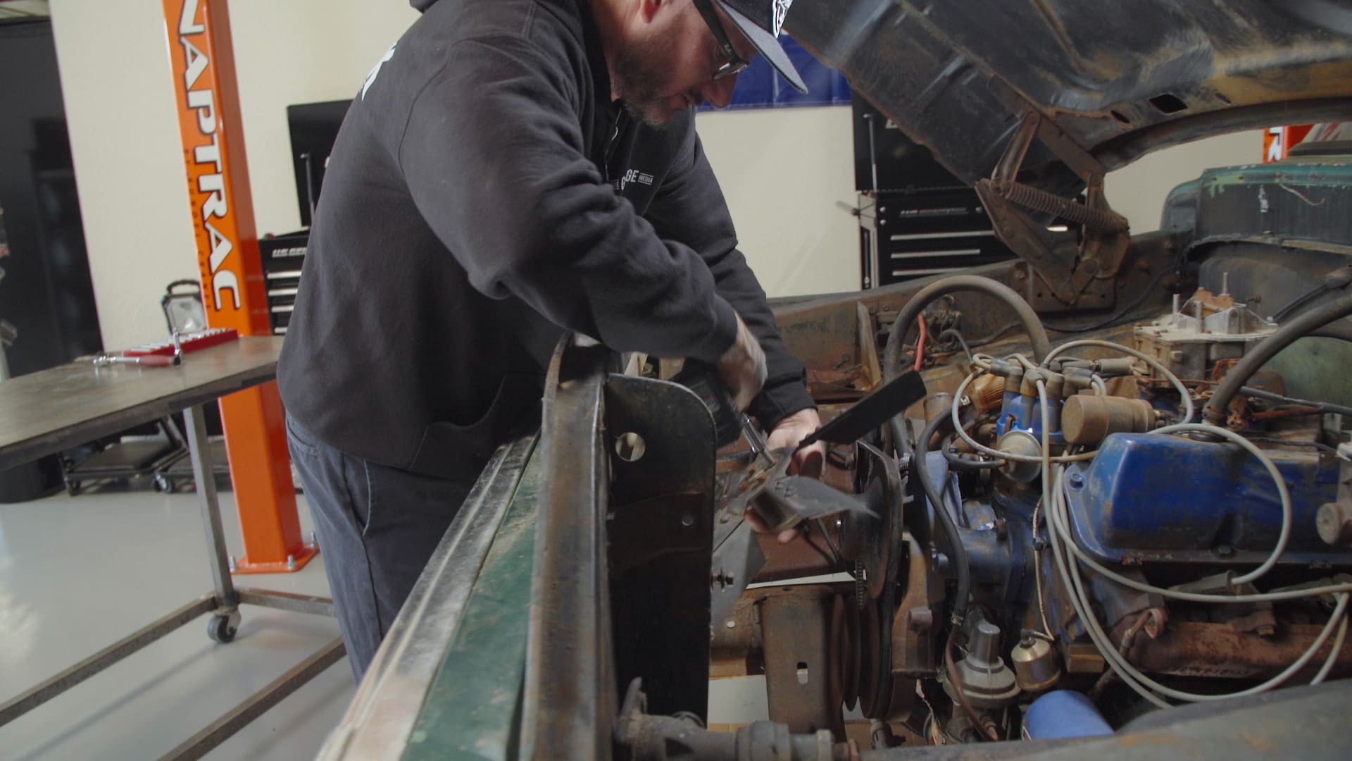 05 Tearing down parts off the Ford Pick Up starting with the cooling system