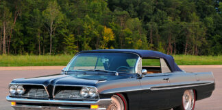 04 The 1961 Catalina convertible has Ventura trim accents