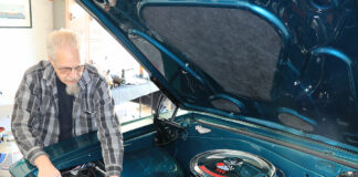 01 Veteran custom hot rod builder Don Lindfors demonstrated Vintage Airs Monster CustomFit Fan assembly