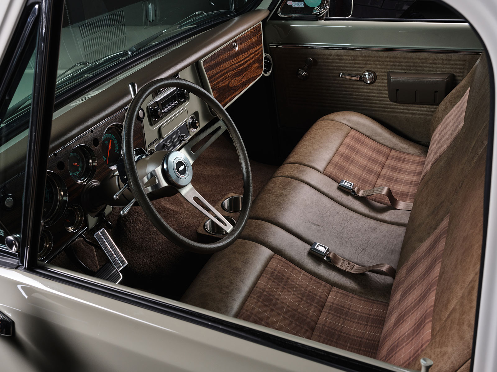 05 The GM Comfort Grip steering wheel atop the tilt Flaming River steering column inside the Chevy C10