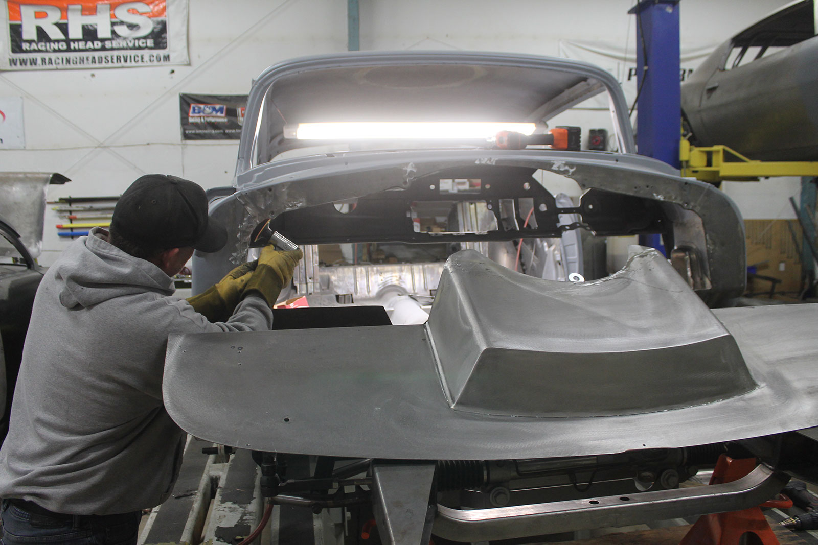 09 Dressing the burrs of the cut edges on the firewall with a grinding disc