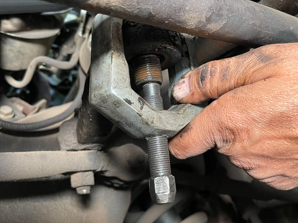 05 Using a puller to get the arm off the steering shaft