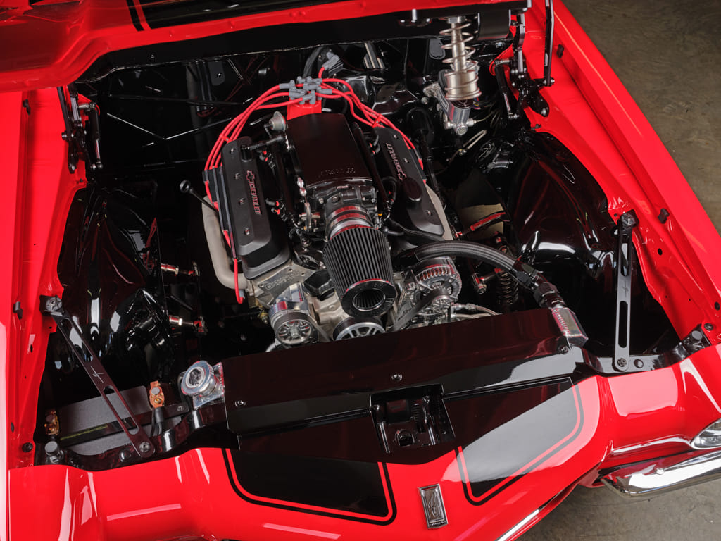 008 Detailed view of a Chevrolet engine in a 1970 Camaro