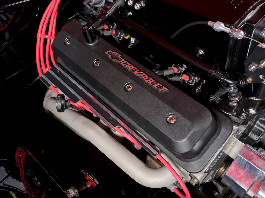 009 Close up of the engine's Chevrolet branded valve cover