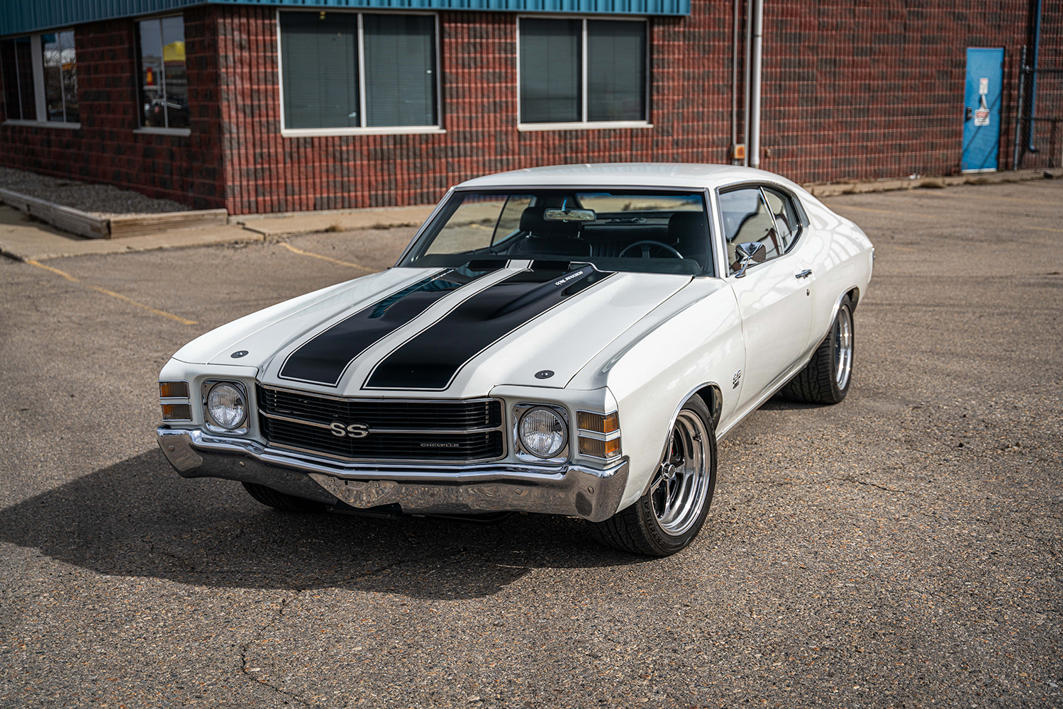 002 Front view of the 1971 Chevelle SS showcasing its SS grille and black hood stripes