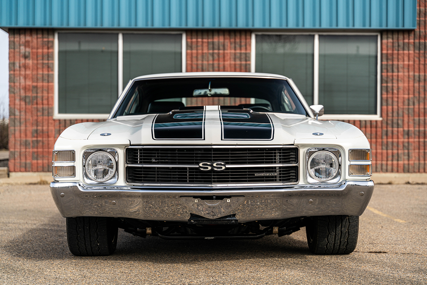 007 Side profile of the 1971 Chevelle SS with custom wheels and a sleek white body