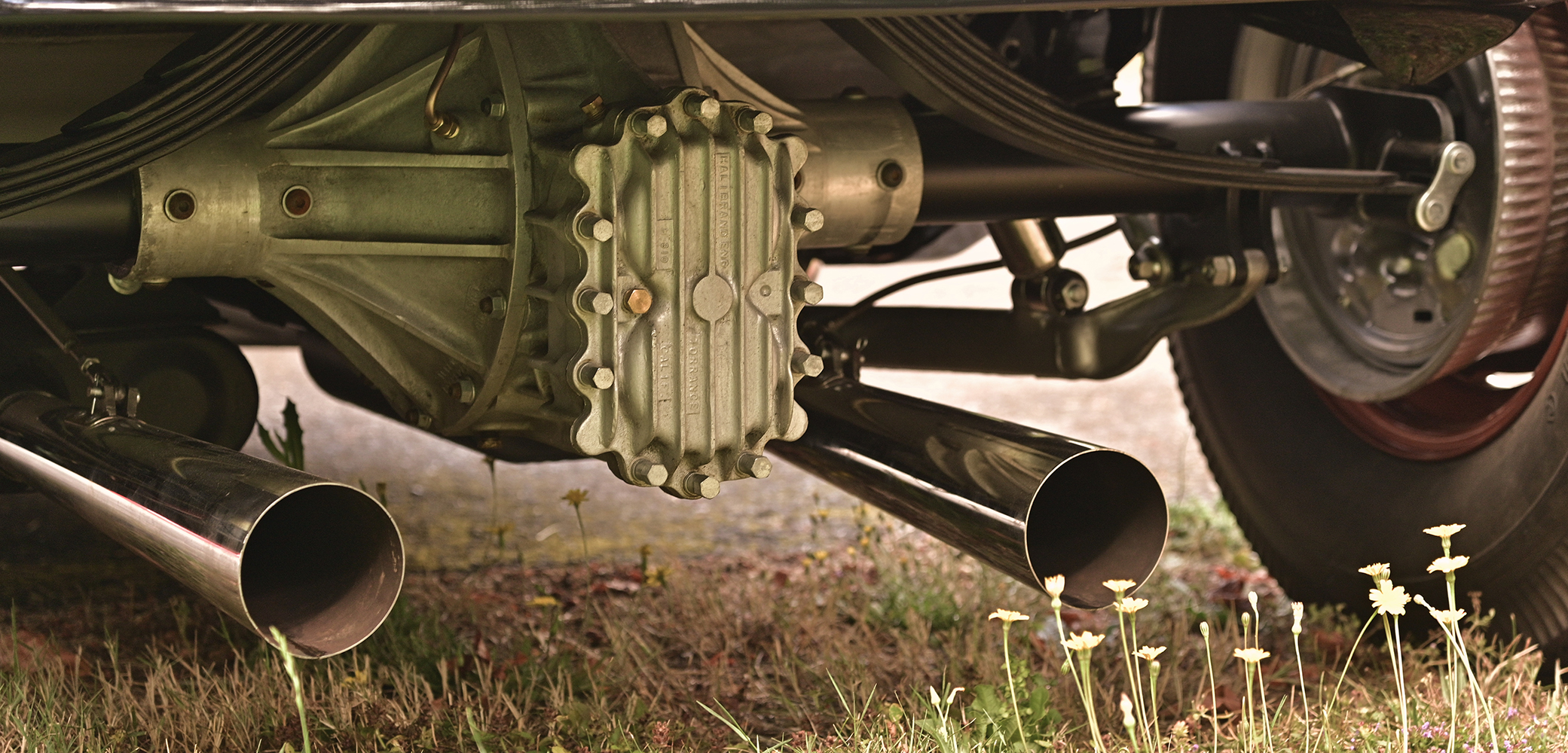 09 1932 Ford Coupe undercarriage Halibrand differential polished dual exhausts and classic leaf spring setup