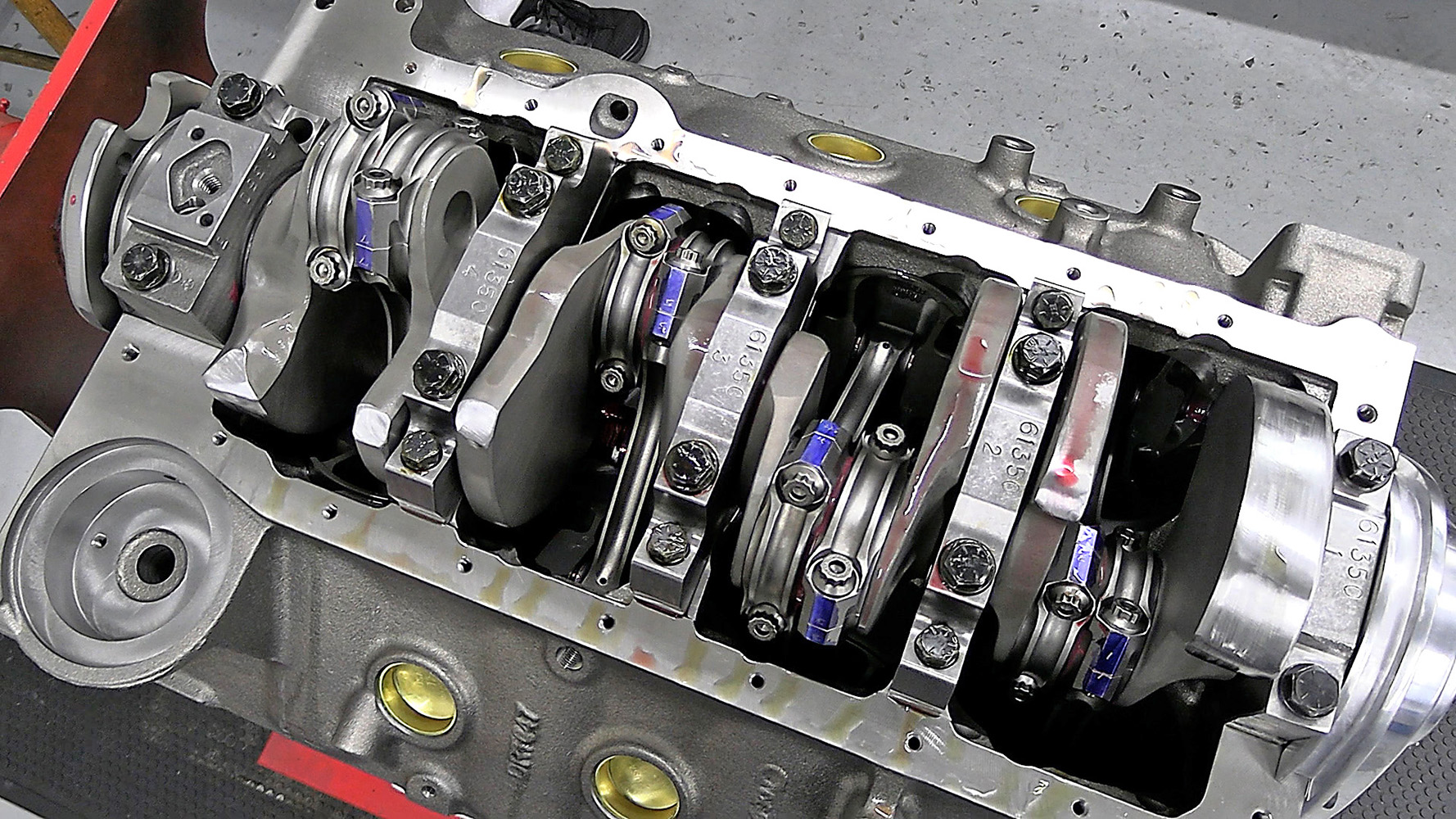 003 Crankshaft and connecting rods installed in the engine block secured with high strength bolts