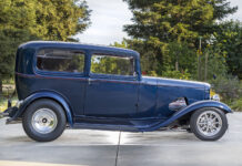 01 1932 Ford Tudor hot rod with deep blue paint and classic fendered design