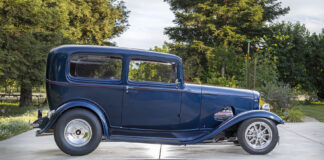 01 1932 Ford Tudor hot rod with deep blue paint and classic fendered design