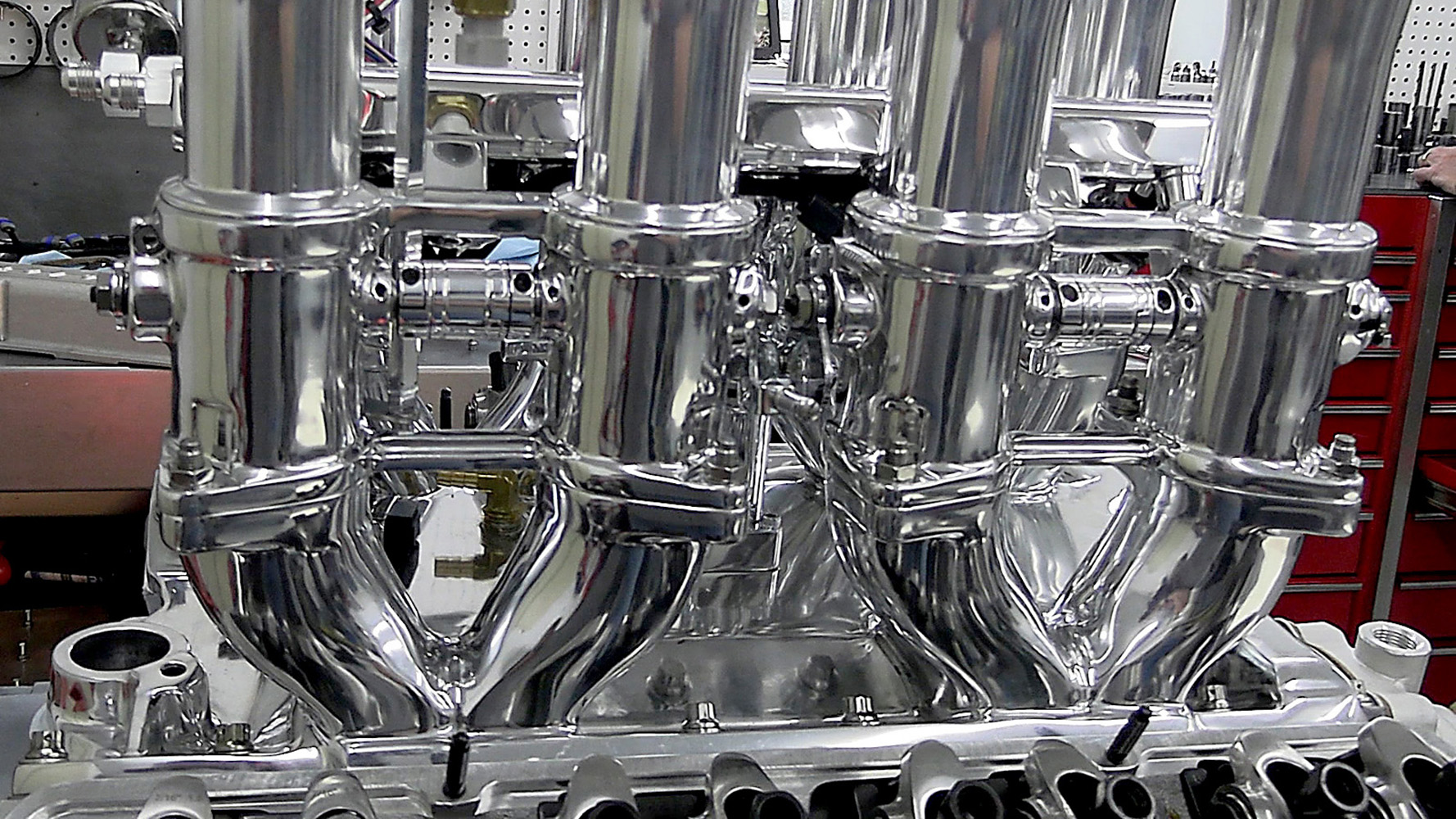 014 Polished intake manifold with connected throttle bodies and precision linkage