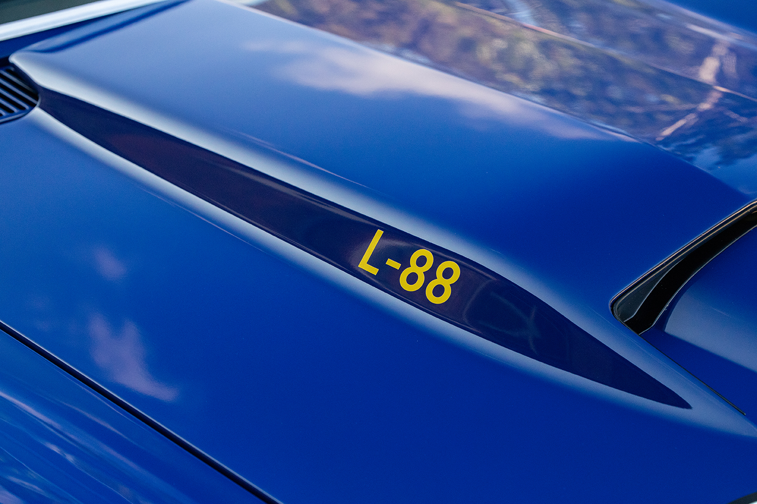 016 1966 Chevrolet Corvette L 88 hood scoop close up race inspired design with bold yellow lettering