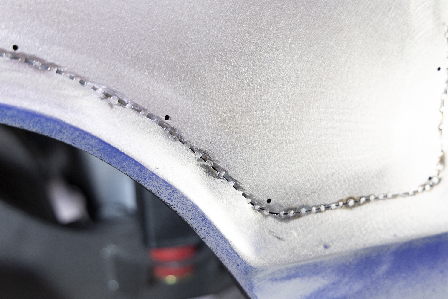 022 Weld beads along the wheel arch ensure a strong and even bond for the newly installed metal panel