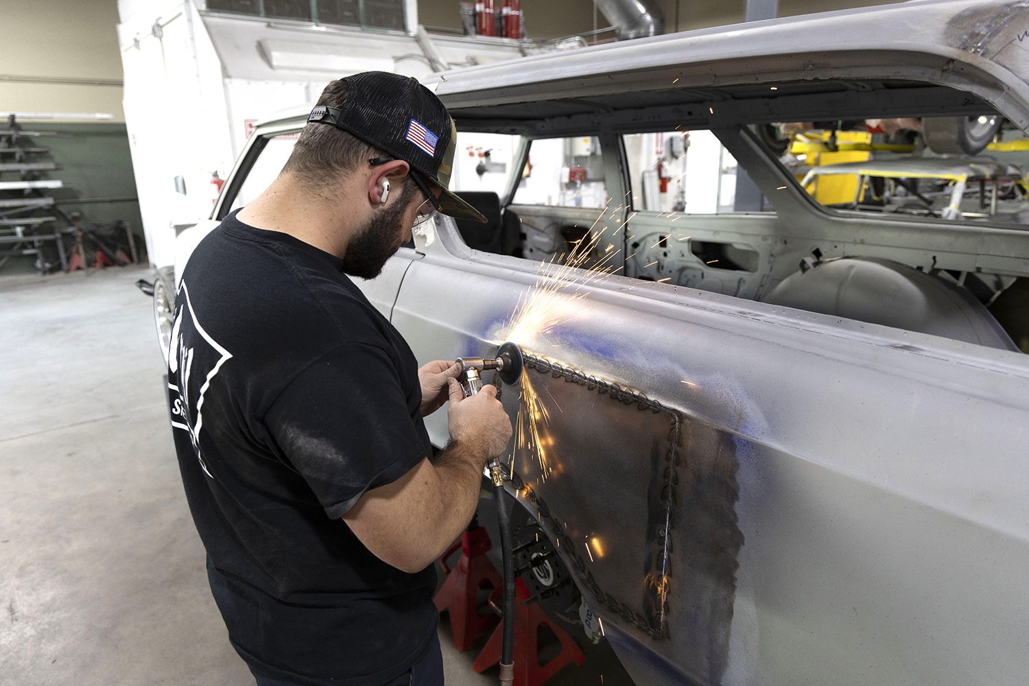 025 Die grinder removes excess weld material preparing the surface for final smoothing and blending