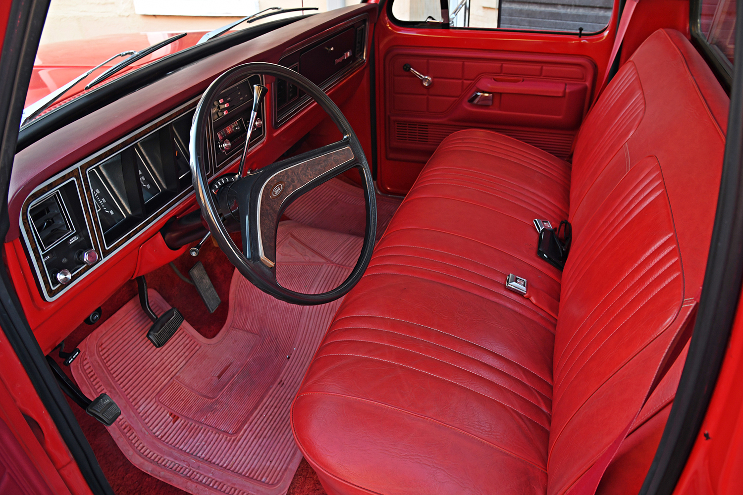 09 1976 Ford F 150 interior red bench seat classic dashboard woodgrain trim