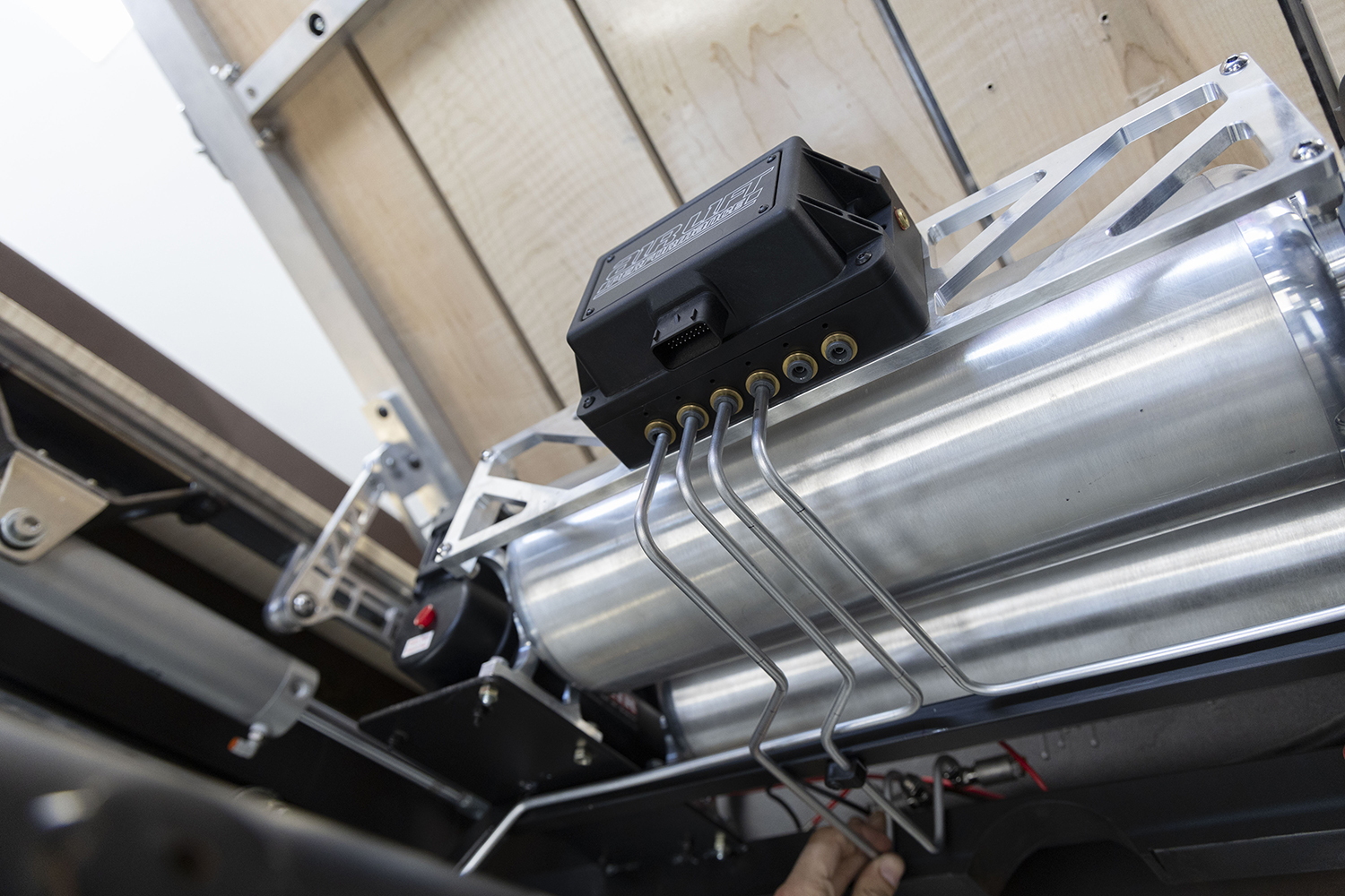 15 Air lines connected to the Air Lift manifold for suspension control