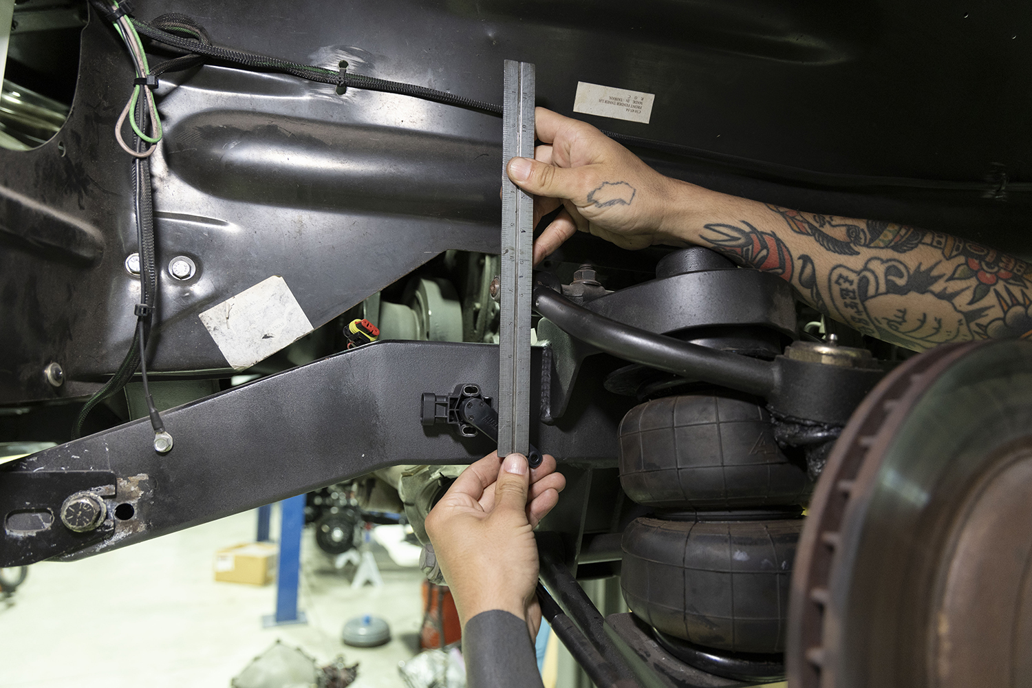 20 Measuring mounting points for the air suspension sensor on the control arm