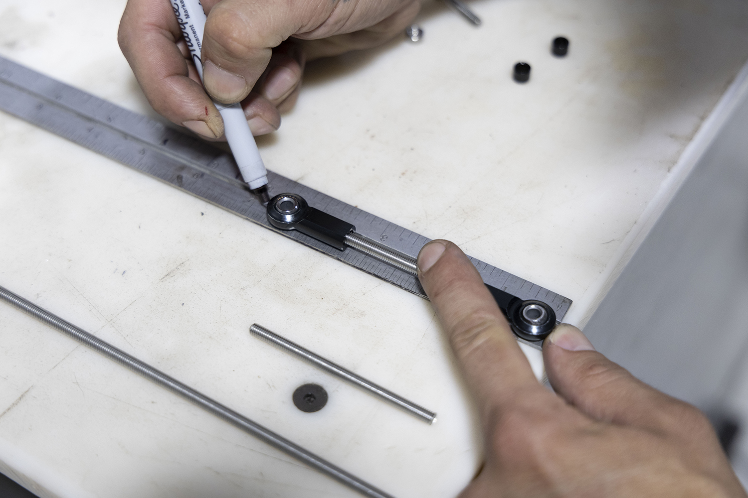 21 Precision marking for the adjustable sensor linkage rod