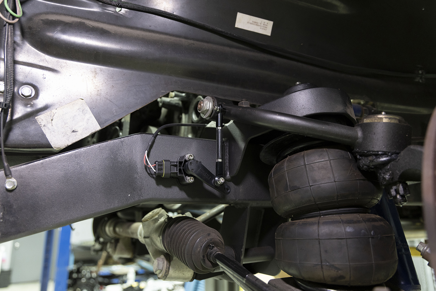 22 Installed ride height sensor linked to the suspension arm