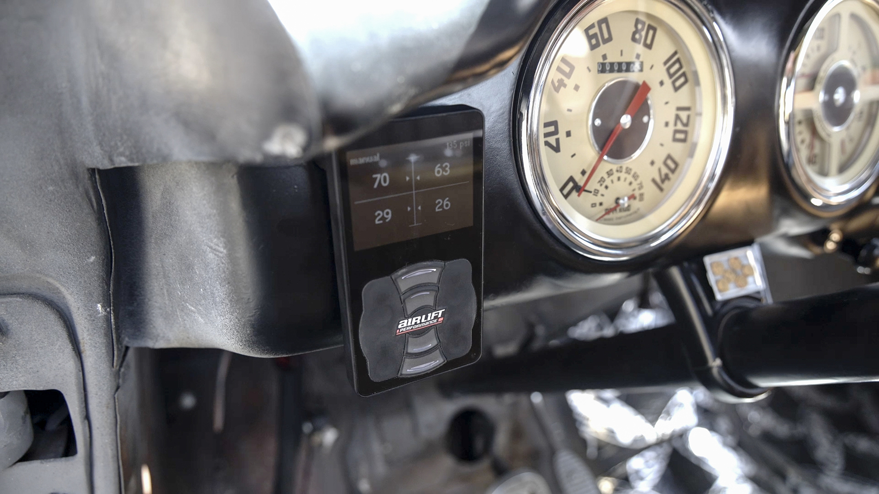 25 Digital Air Lift controller displaying air pressure levels for each corner