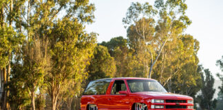 01 1996 Chevy Tahoe custom slammed on large chrome wheels