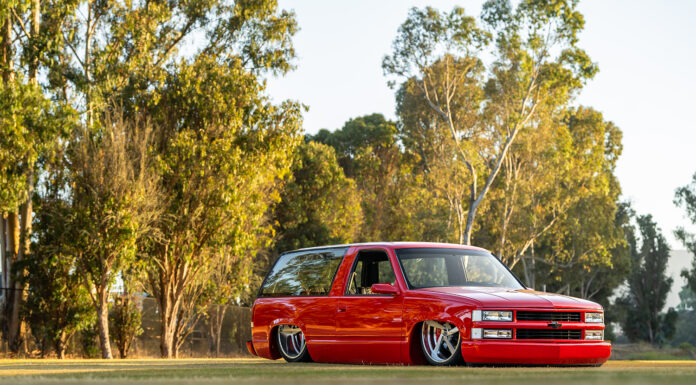 01 1996 Chevy Tahoe custom slammed on large chrome wheels