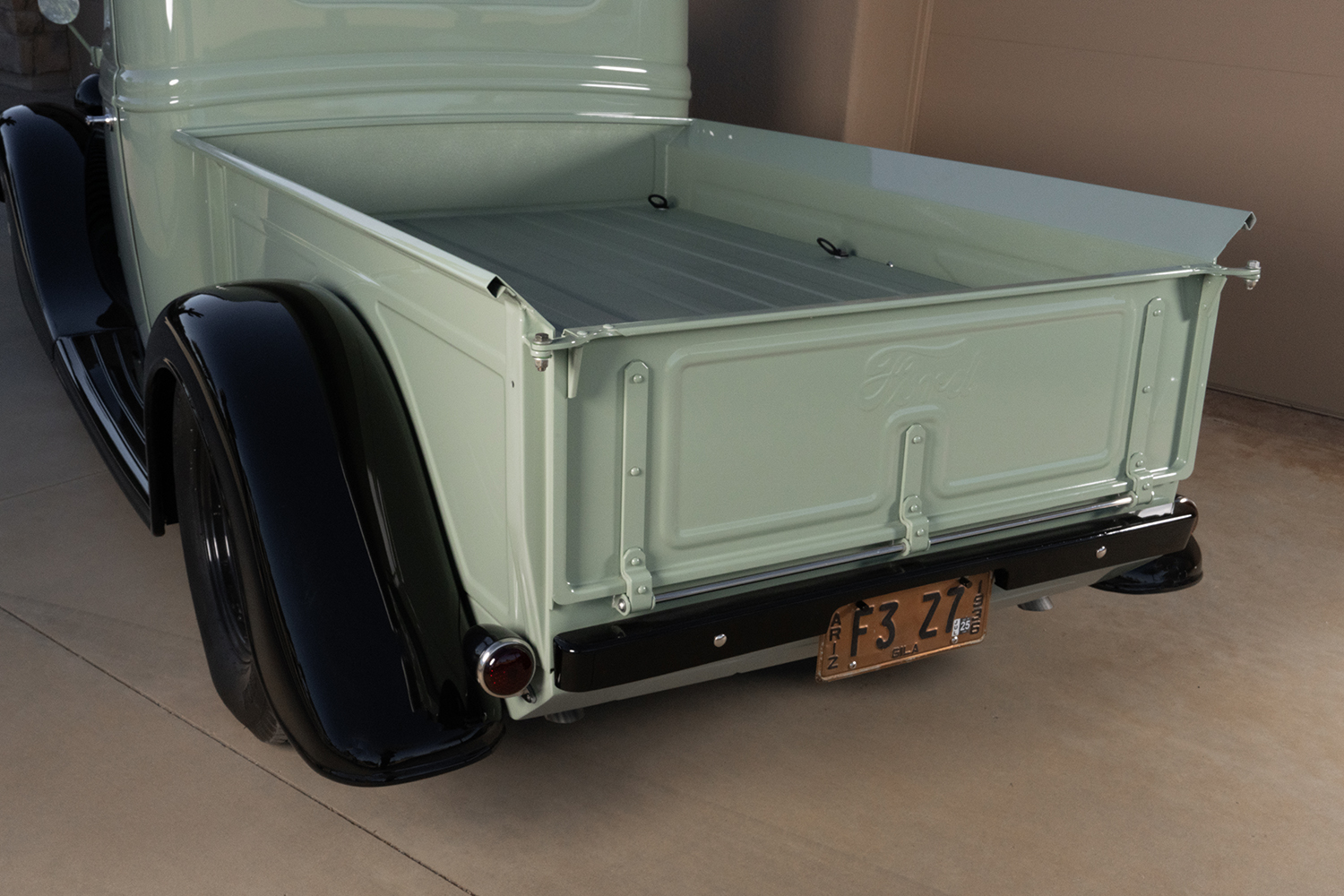 07 1936 Ford pickup rear view tailgate embossed logo Arizona plate classic truck