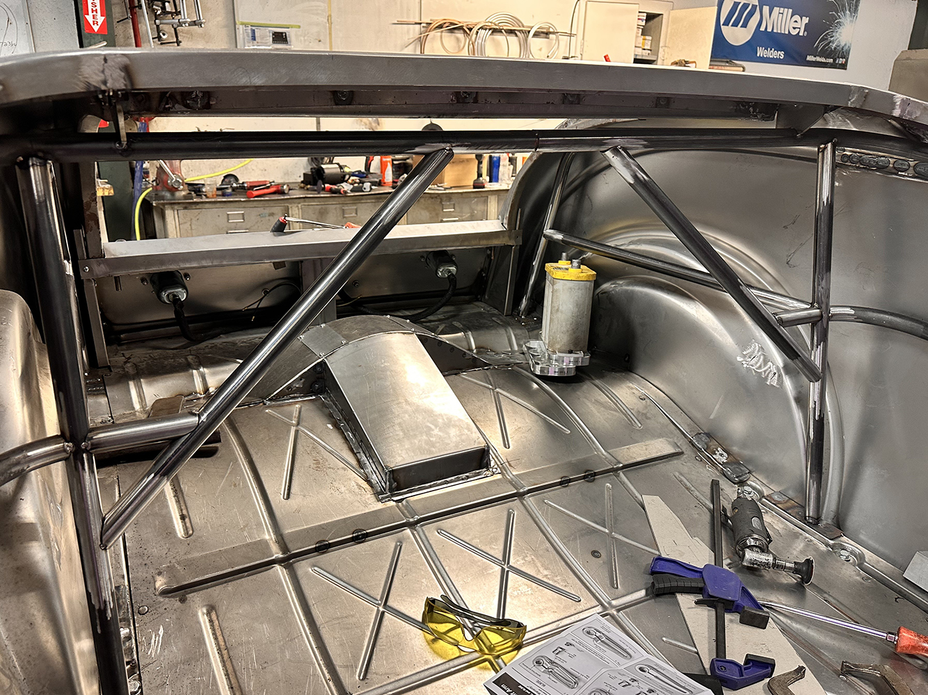 07 Symmetrical chassis reinforcement with fuel system components