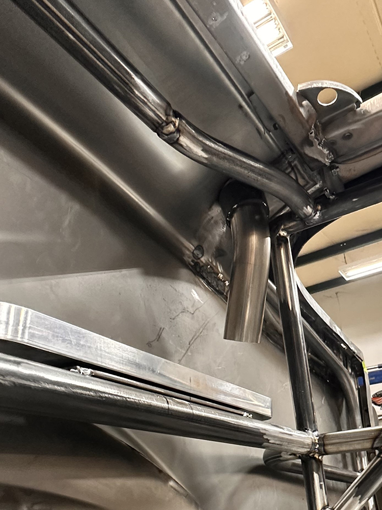 09 Detailed metalwork on rear frame and roll cage connection
