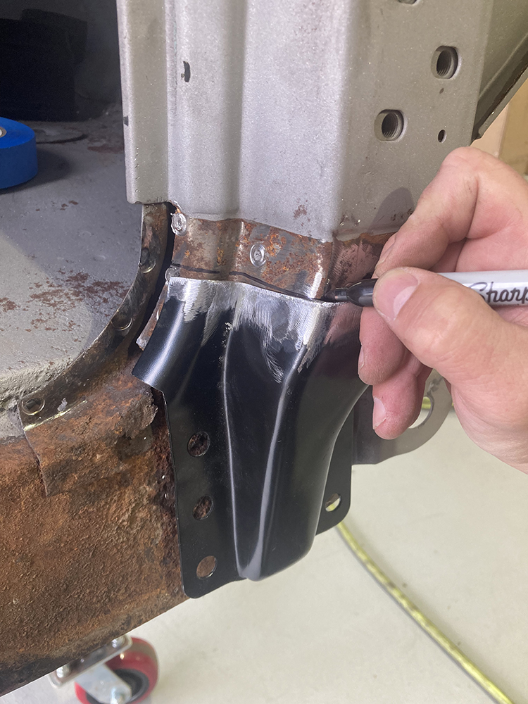 15 Marking the cut line for precise trimming of the replacement panel