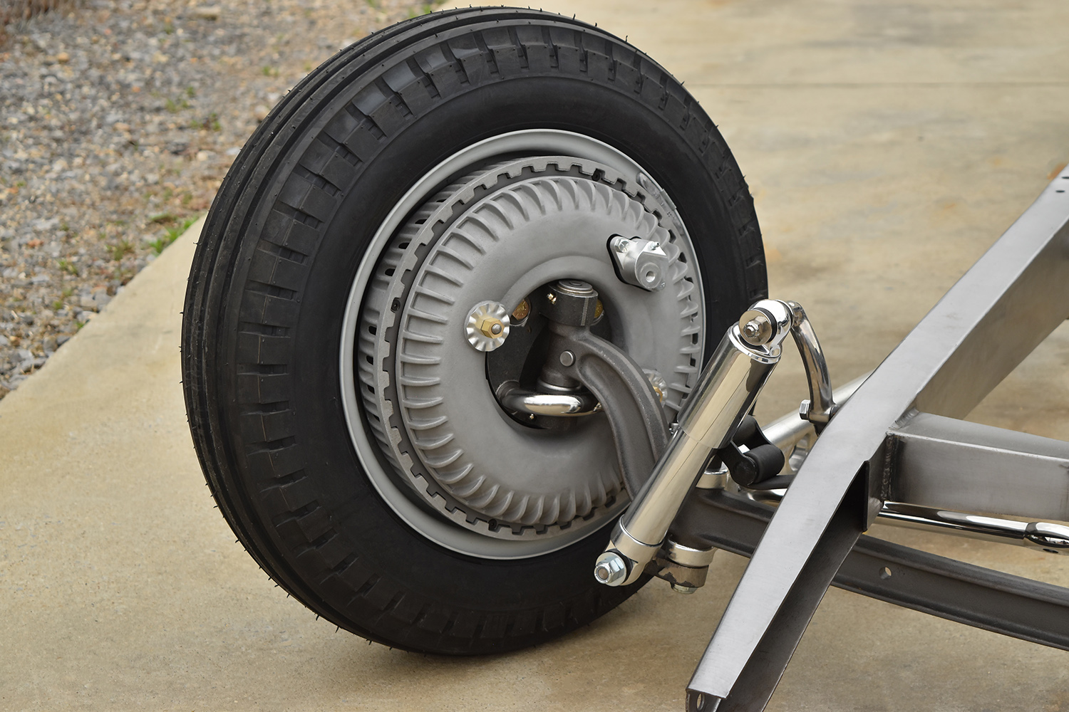 19 Finned drum brakes on raw steel hot rod chassis