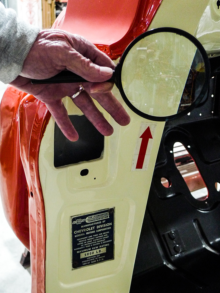 23 Inspecting the factory identification plate for authenticity