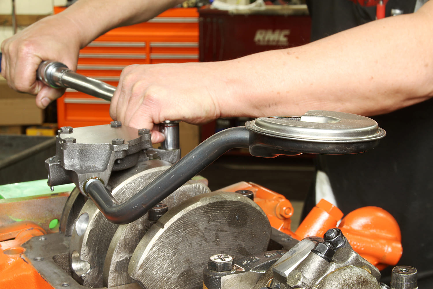 01 Installing the Mopar 340 oil pump and pickup tube with proper torque during assembly