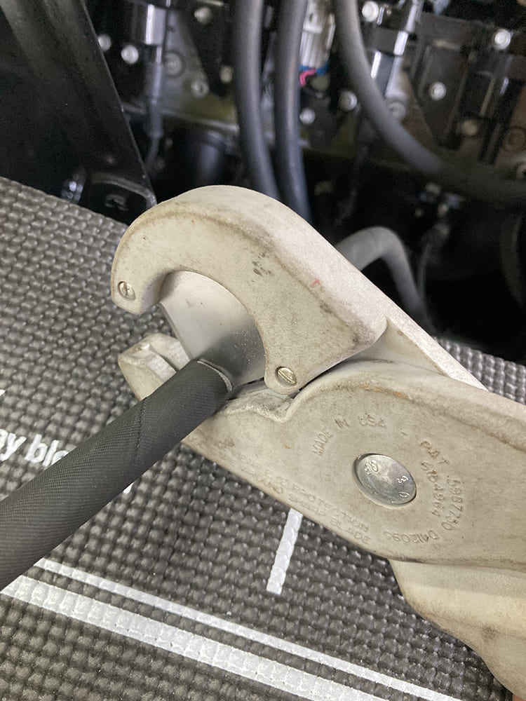 016 Crimping tool securing an AC hose fitting