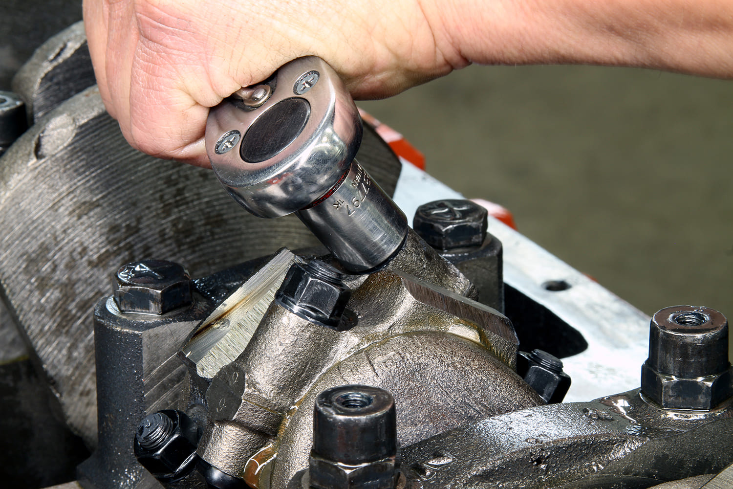 05 Torqueing Mopar 340 connecting rod bolts during engine assembly