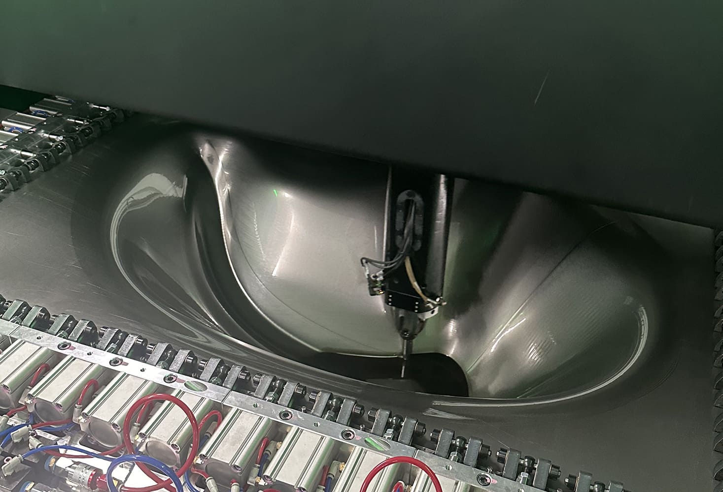 08 Pressurized hydroforming starts sculpting compound curves into the metal sheet