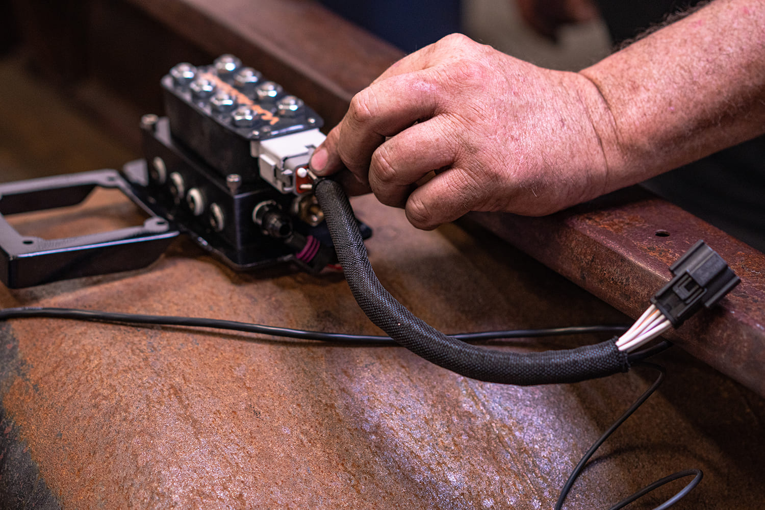12 Harness being connected to AccuAir VU4 block mounted on bed crossmember of the 1959 Apache