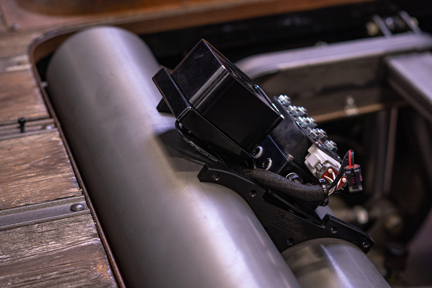 14 AccuAir VU4 and ECU securely mounted between air tanks on bed floor with clean wire routing