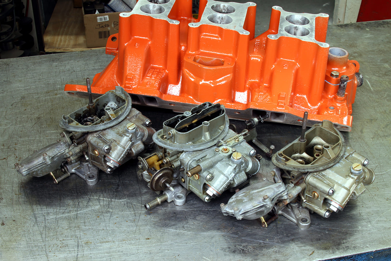 18 Edelbrock Six Pack intake manifold and Holley carburetors for Mopar 340 build