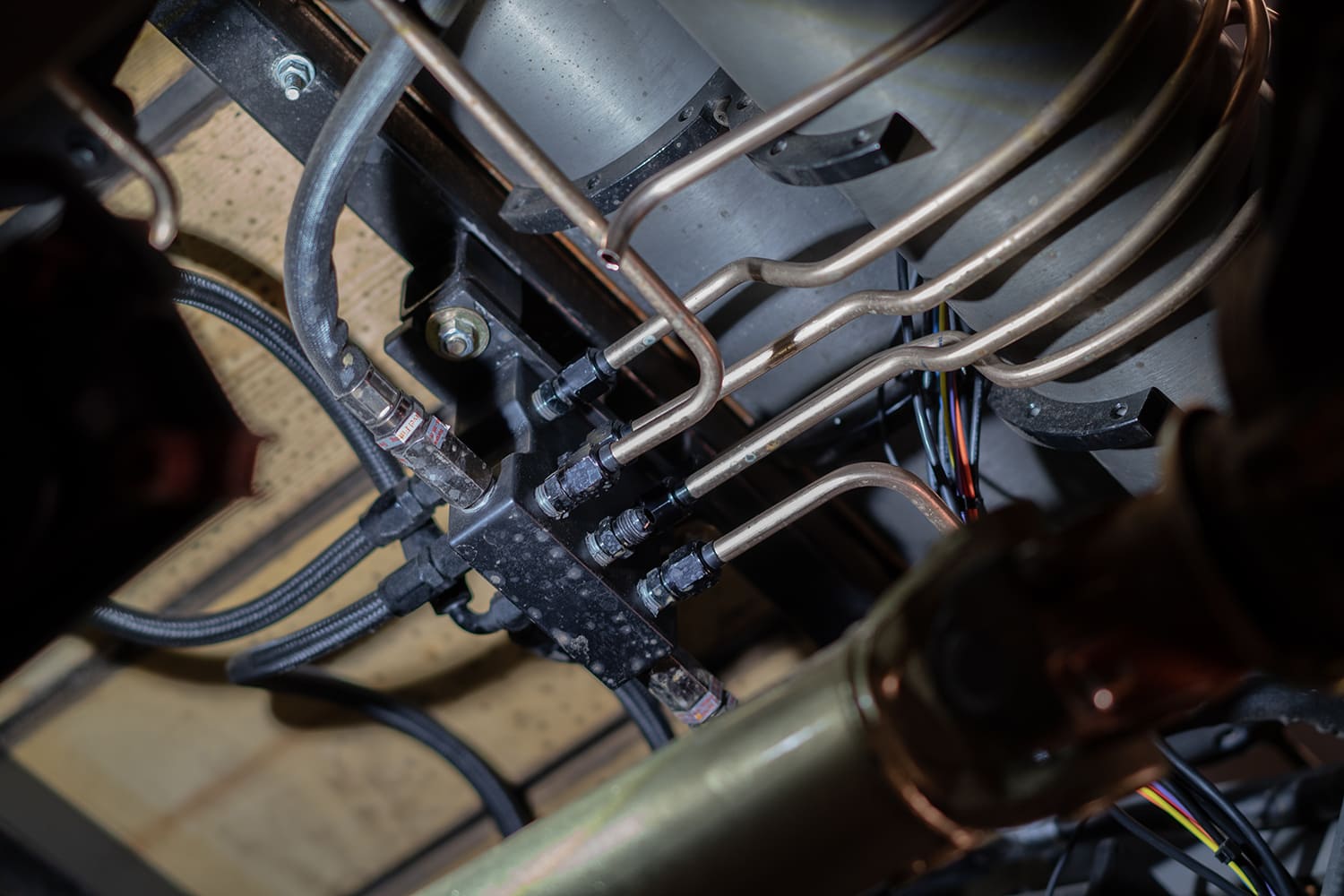 22 Hard air lines bend cleanly into a distribution block mounted underneath the bed