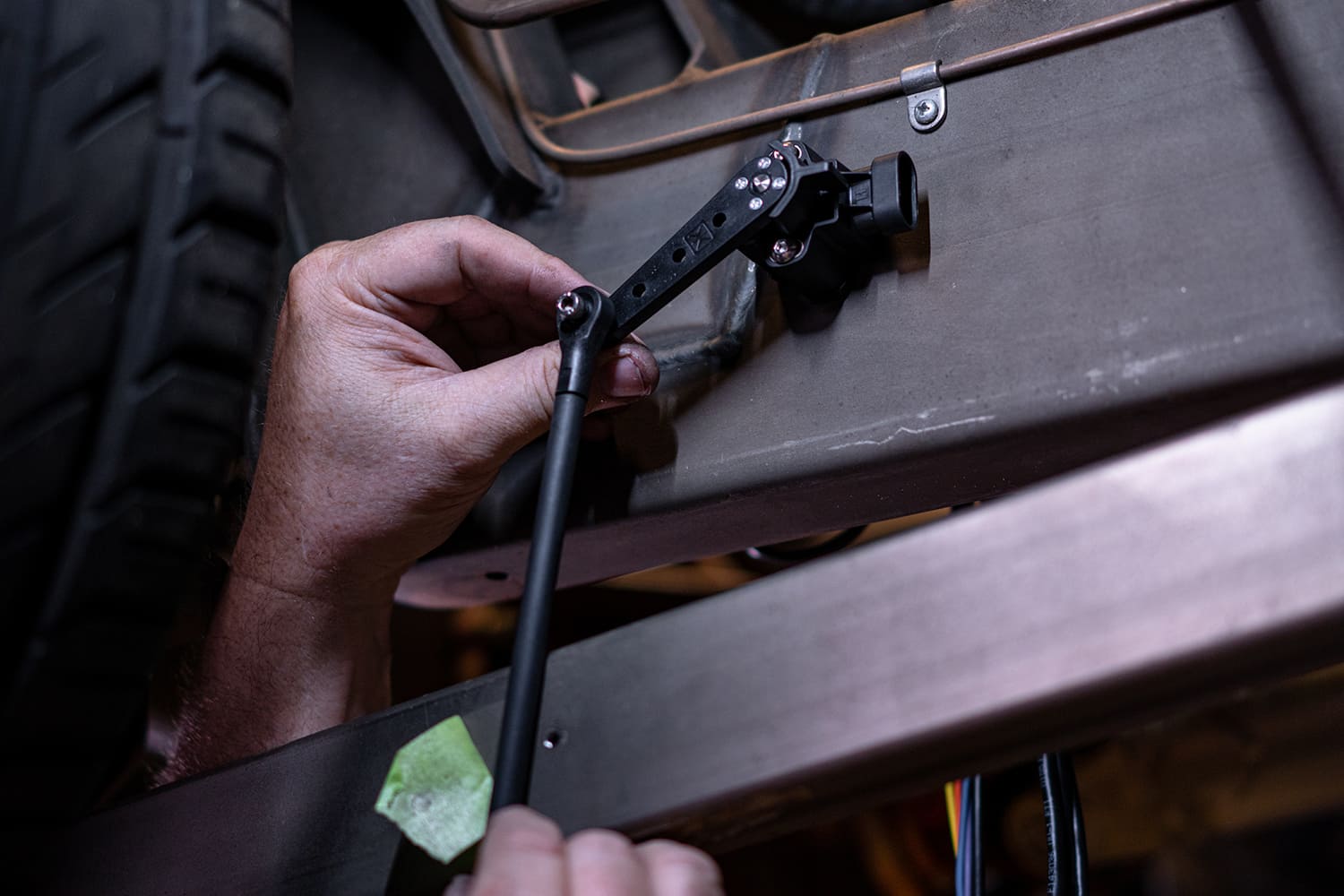 28 Connecting the link arm from suspension to AccuAir height sensor bracket