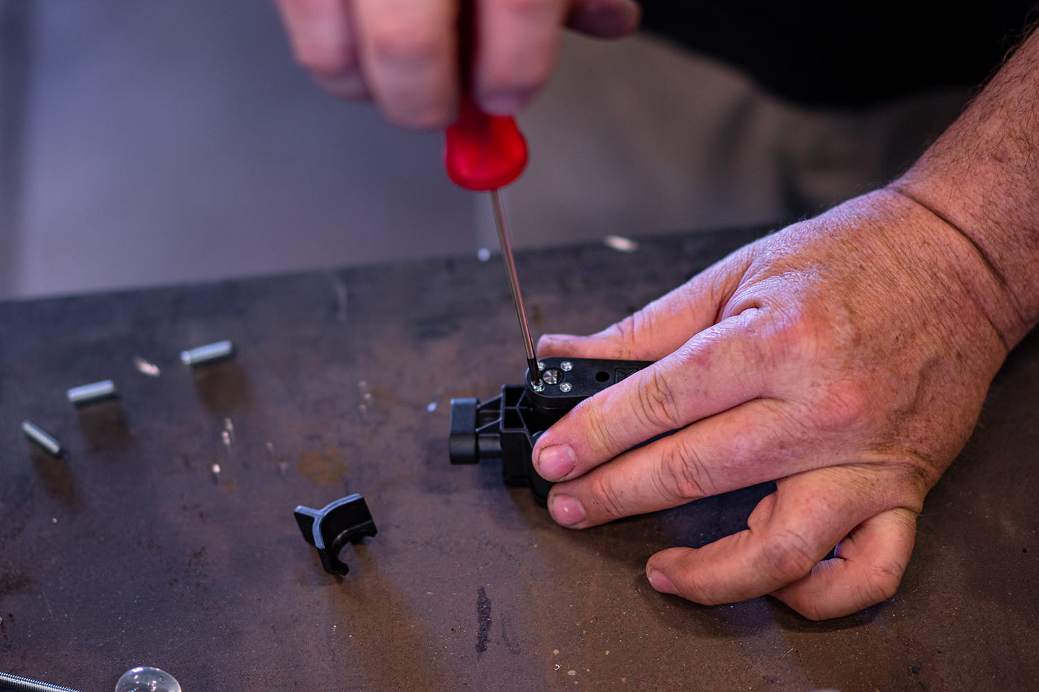 34 Securing the arm to AccuAir e Level sensor housing with fine thread screws