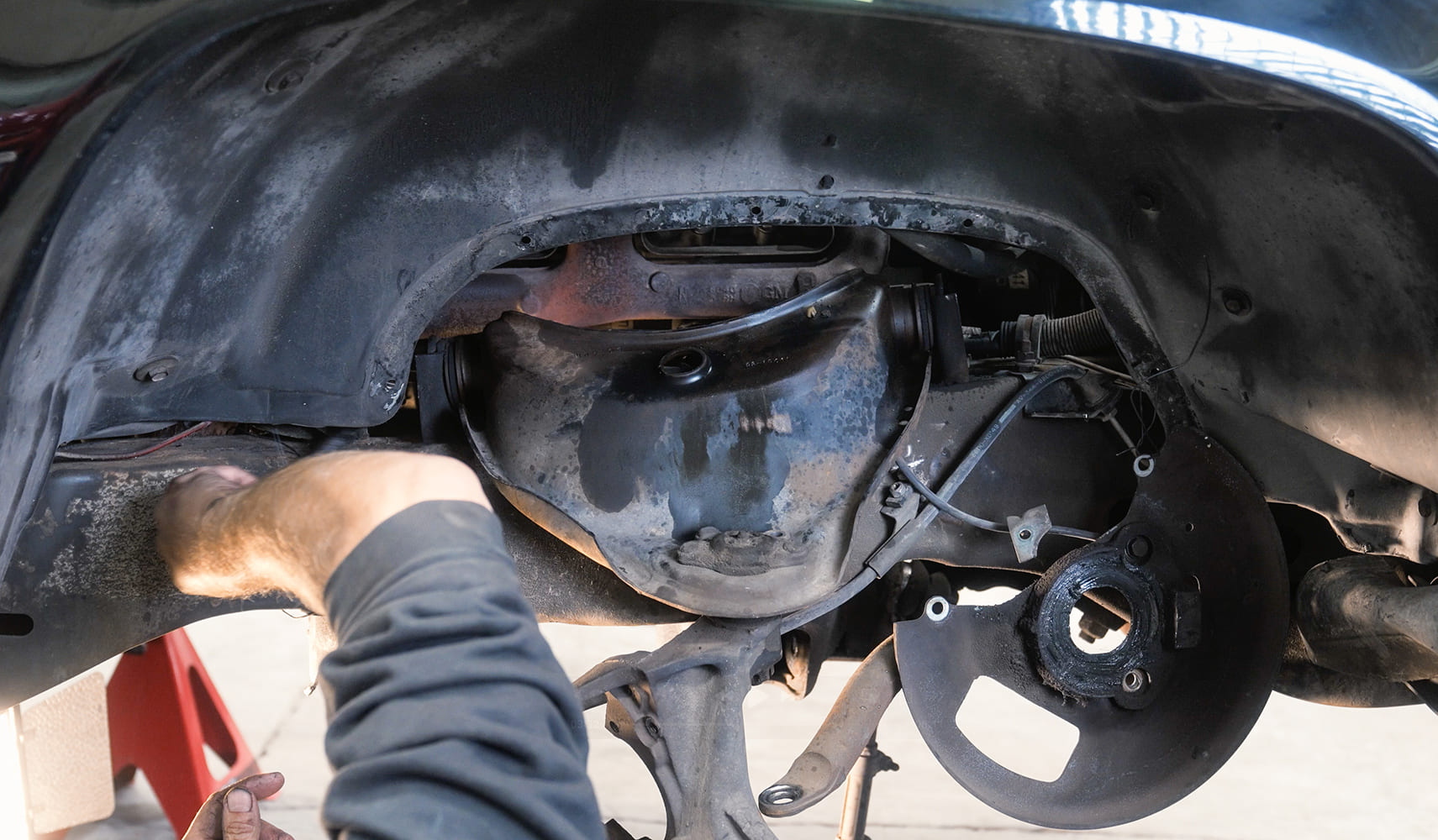 01 Factory Chevy OBS upper control arm exposed during teardown grime from years of road use visible