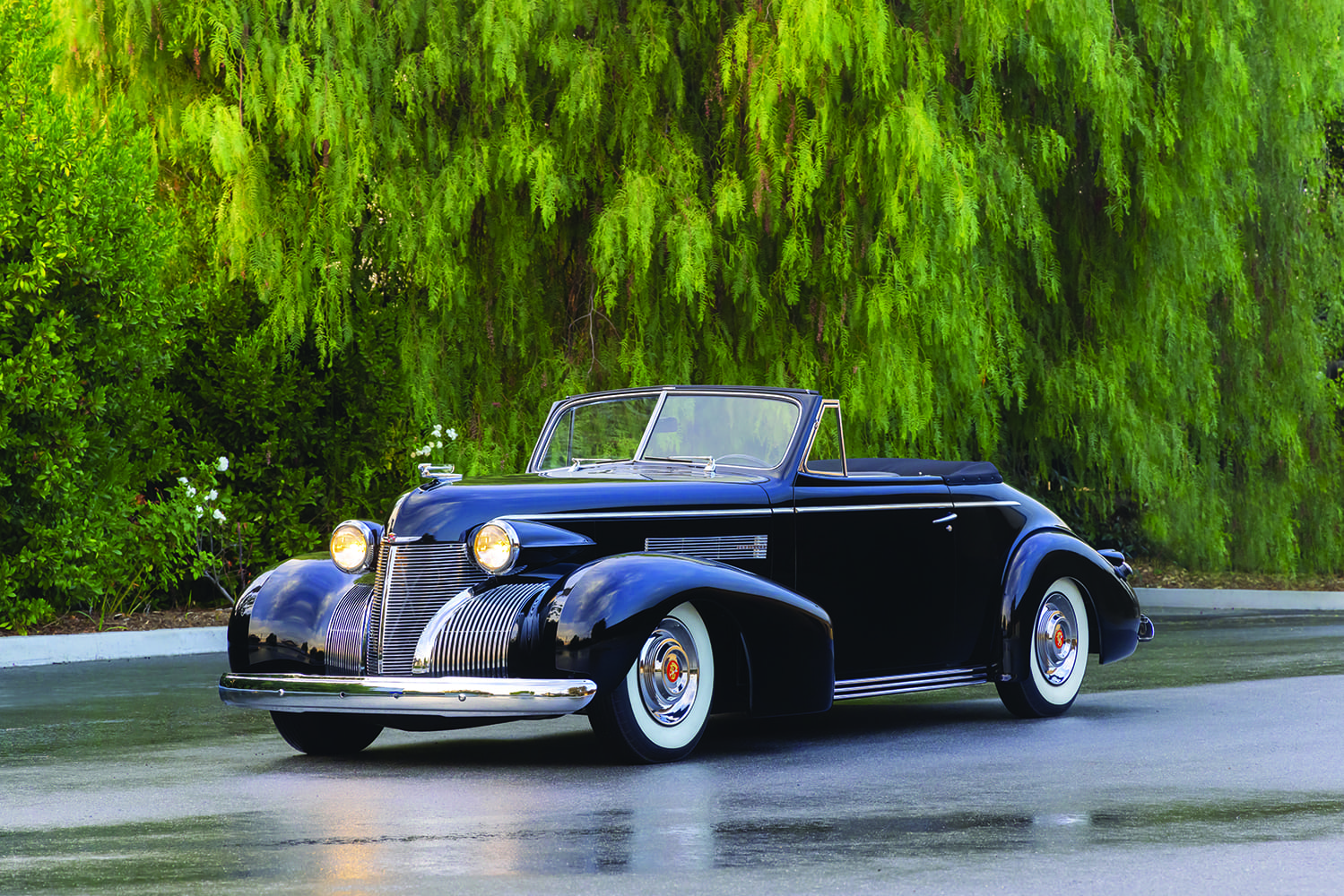 02 1939 Cadillac Convertible front quarter view with dual headlamps and sweeping fenders