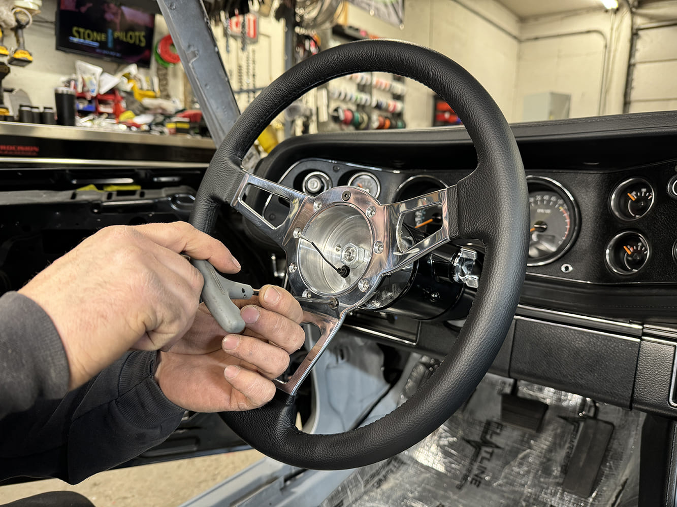 030 1971 Camaro aftermarket steering wheel being secured to polished hub with Allen key