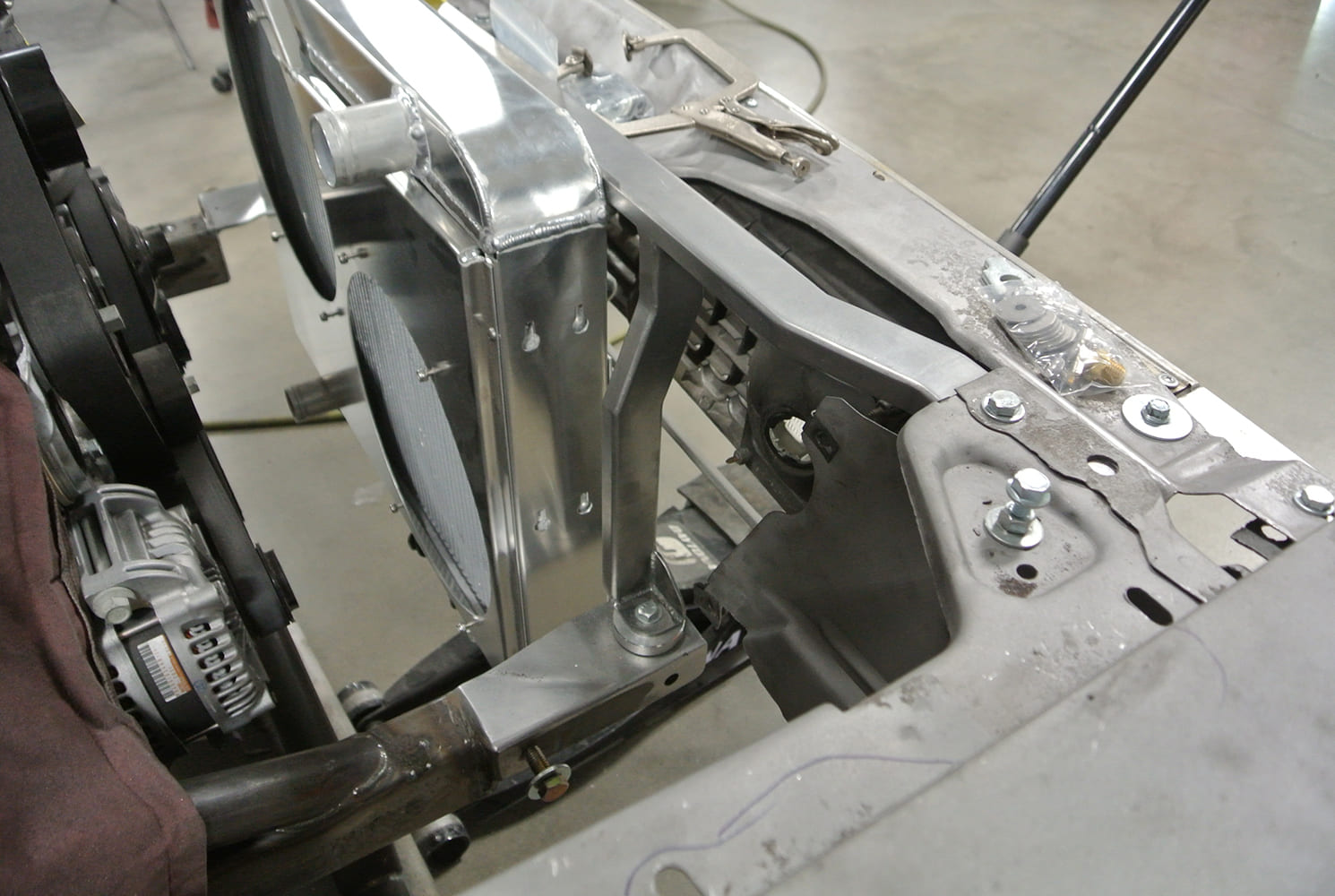 04 Upper radiator mount and dual fan setup fitted in shaved engine bay