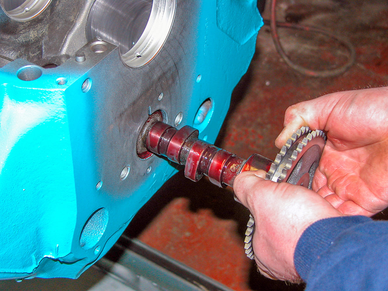 05 Camshaft being installed in Pontiac 428 pre lubed for break in procedure