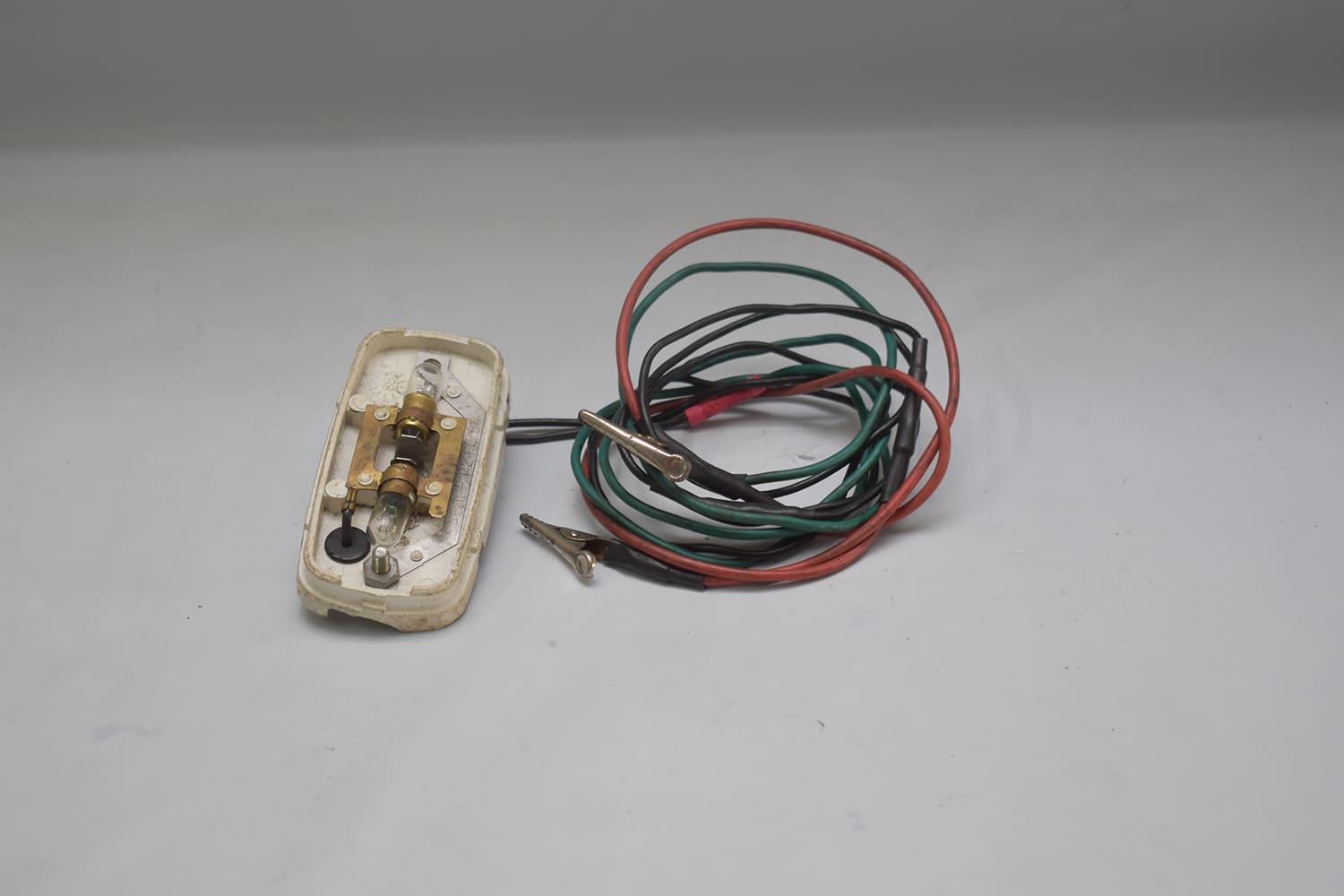 08 Homemade circuit tester using an old dome light assembly and jumper wires