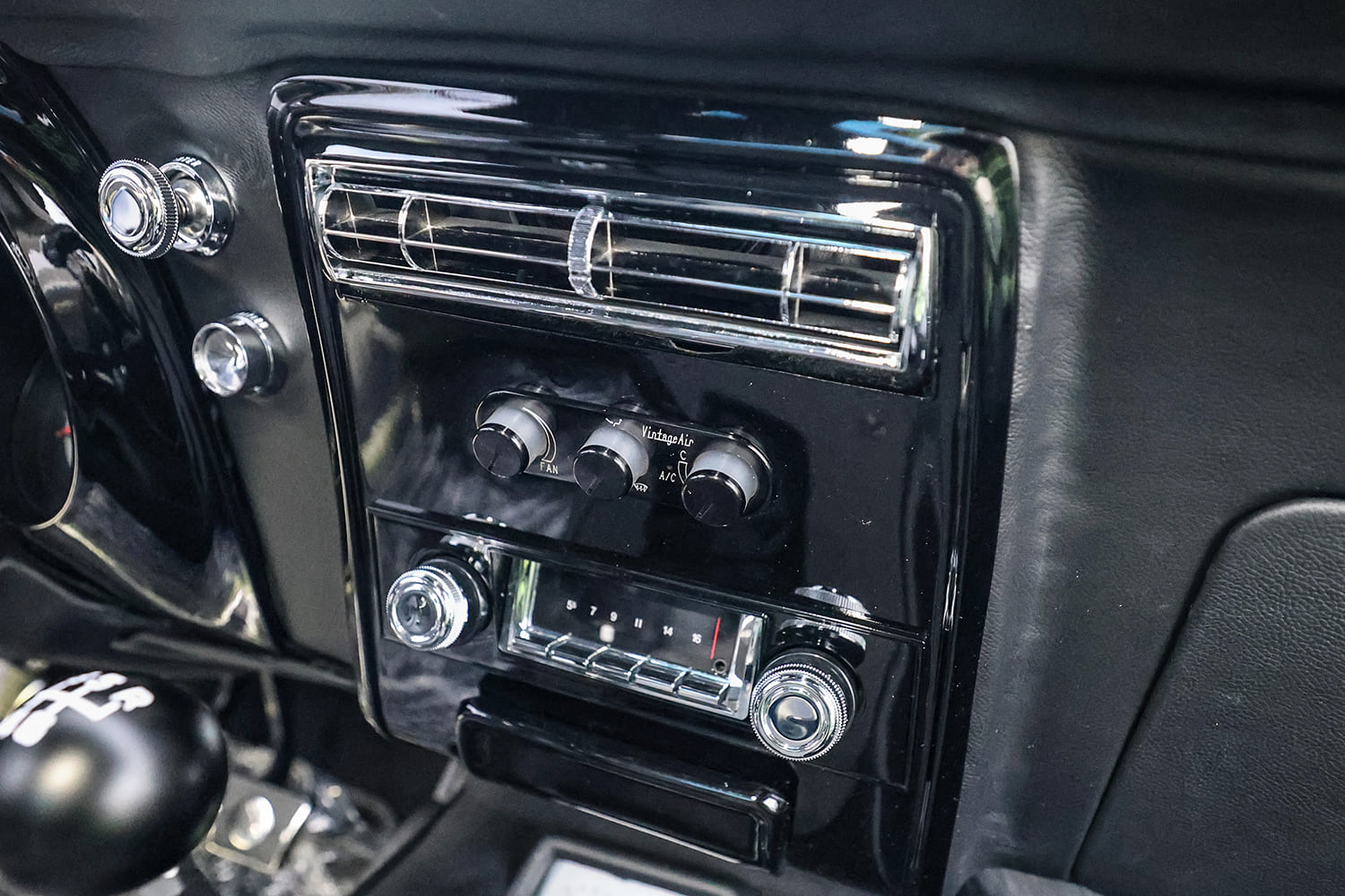 011 1968 Camaro Vintage Air AC controls and retro radio setup